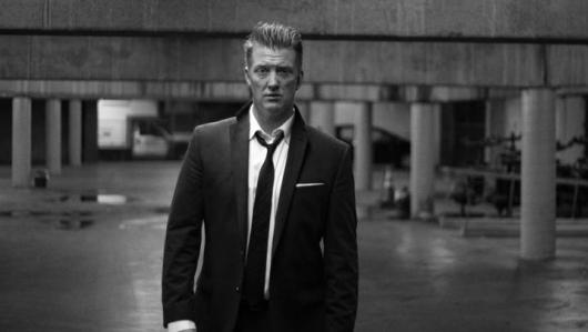 Shows: Drogas, tretas e karaokê em “Smooth Sailing”, o novo clipe do Queens of The Stone Age