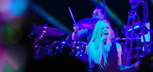 Avril Lavigne faz show em São Paulo e público volta à adolescência