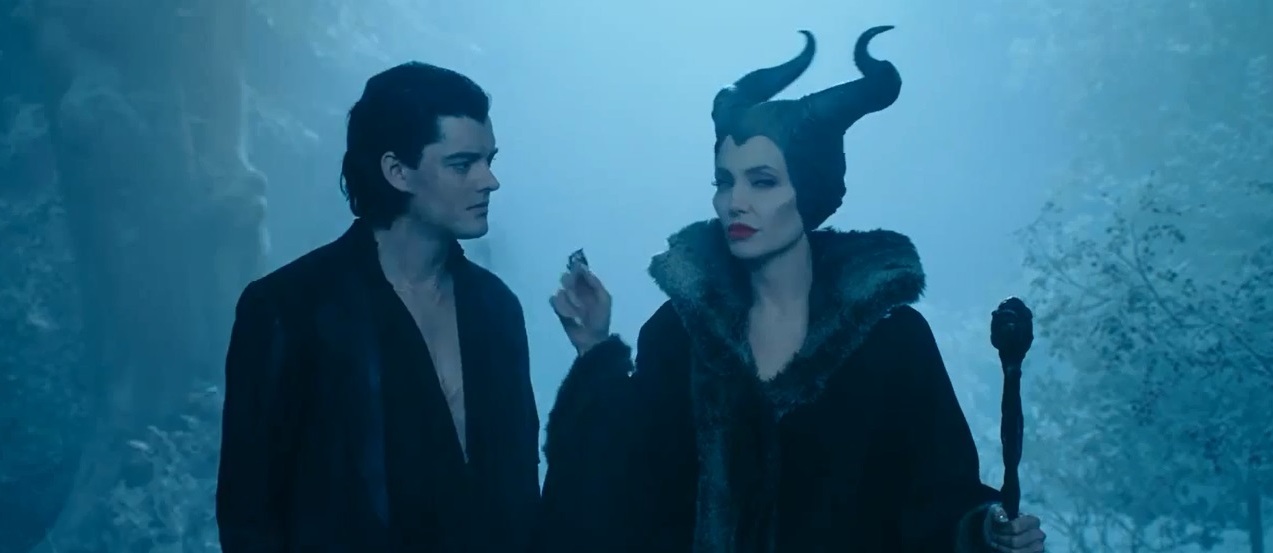 Sam Riley e Angelina Jolie em Malévola