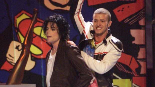 Michael Jackson é celebrado no clipe de "Love Never Felt So Good"