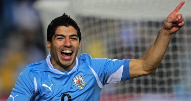 Esportes: Uruguai vence a Inglaterra com show de Suárez