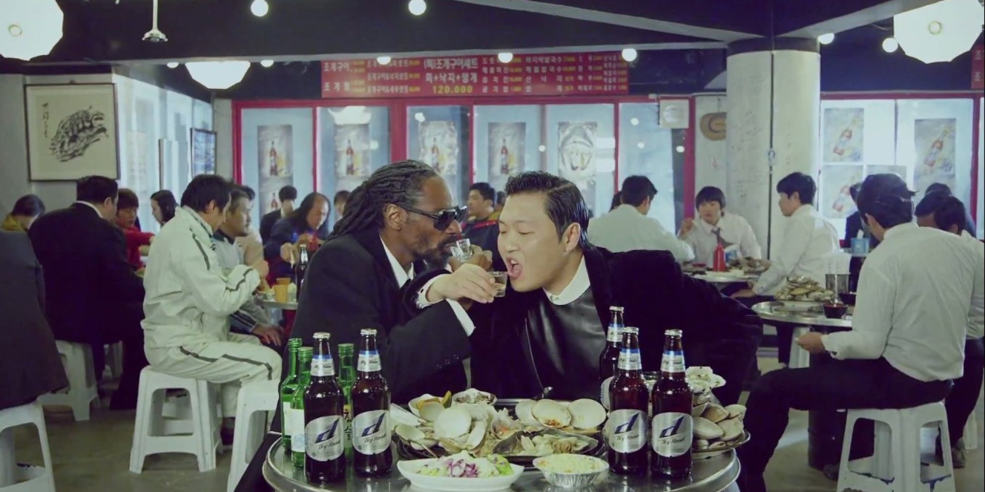 PSY está de volta ao lado de Snoop Dogg no clipe de "Hangover"