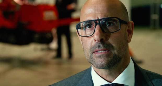 Stanley Tucci interpreta o dono de uma empresa que explora o metal dos Transformers