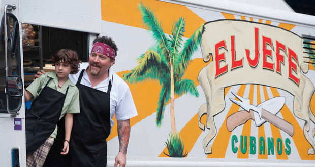O chef abre um food truck com sanduíches cubanos