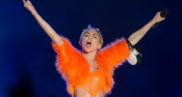 Shows: Com show divertido e irreverente, Miley Cyrus conquista não só o seu público na Arena Anhembi 