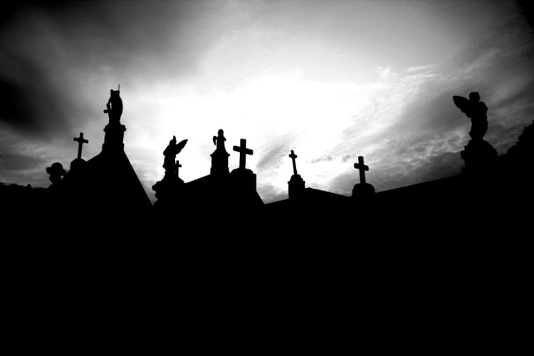 Três filmes nacionais de terror serão exibidos em um cemitério de SP nesse sábado