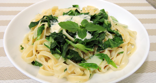 Macarrão com acelga ao molho cremoso