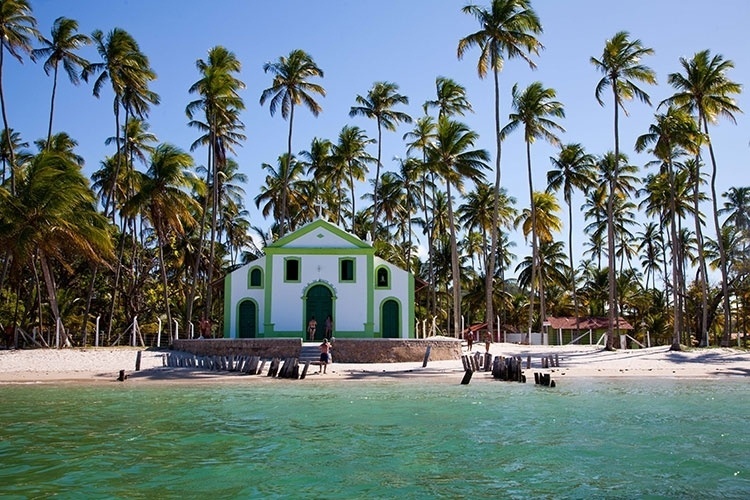 Praia dos Carneiros encanta com paisagens rústicas e mar azul