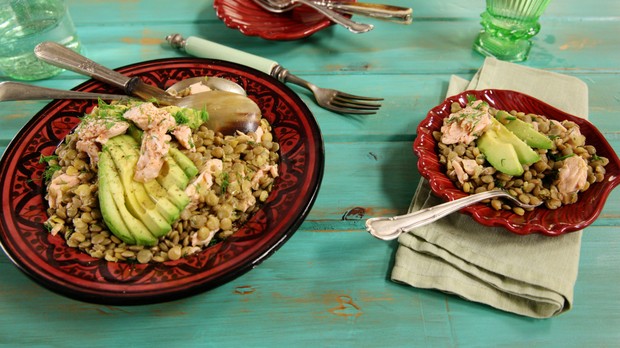 SALADA DE SALMÃO COM LENTILHA E ABACATE