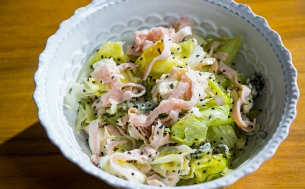 SALADA COM MUÇARELA DE BÚFALA, PEITO DE PERU E MAÇÃ