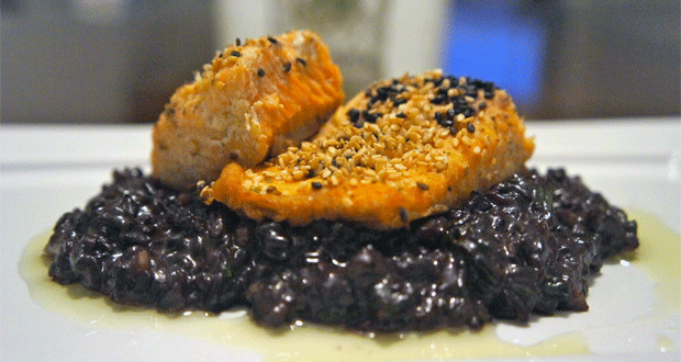 Saint Peter com crosta de arroz negro no forno 