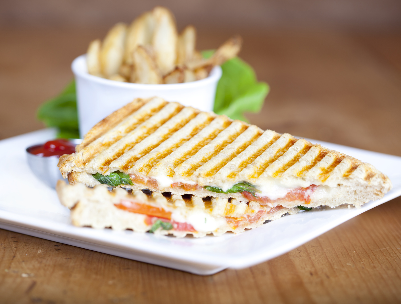 Paninis com queijo de cabra e tomates grelhados