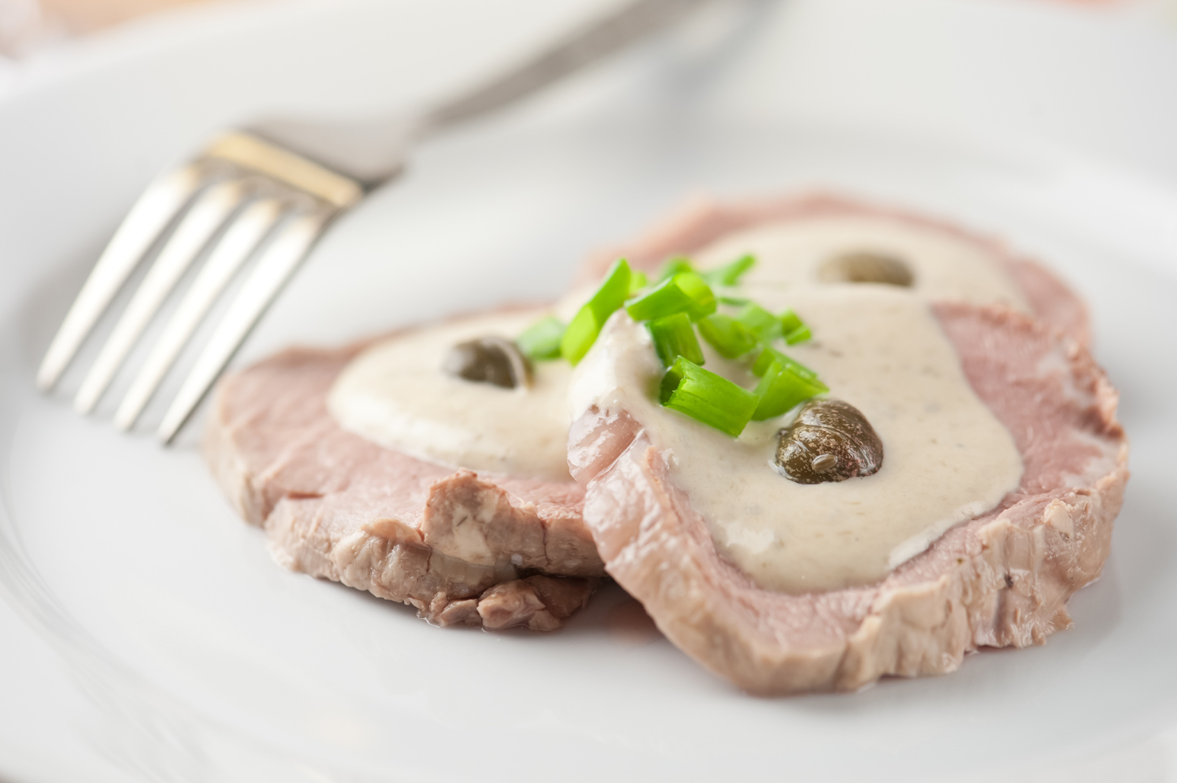 Vitela com molho de atum (Vitello Tonnato)