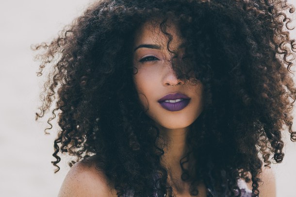 22 situações capilares que só quem tem cabelo cacheado enfrenta