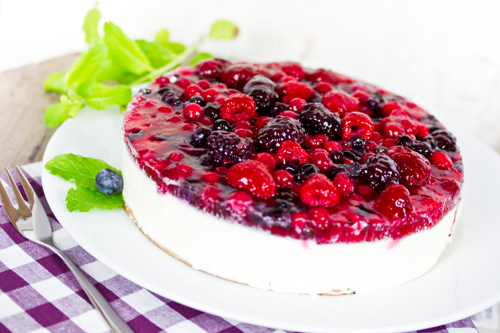 TORTA GELADA DE FRUTAS VERMELHAS