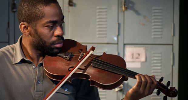 Cinema: Crítica: “Tudo Que Aprendemos Juntos” traz Lázaro Ramos como um professor de violino em Heliópolis