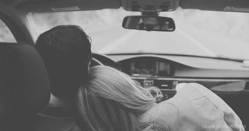 10 pensamentos que toda mulher tem ao viajar com o namorado pela primeira vez