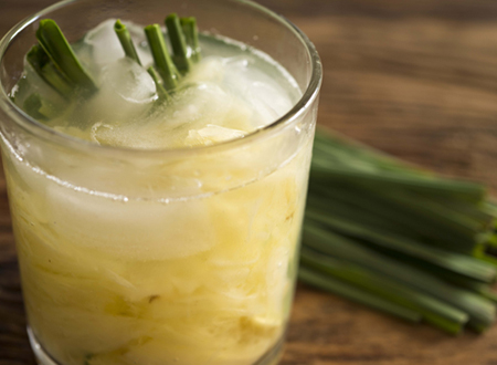 Caipirinha de abacaxi com capim limão e gengibre