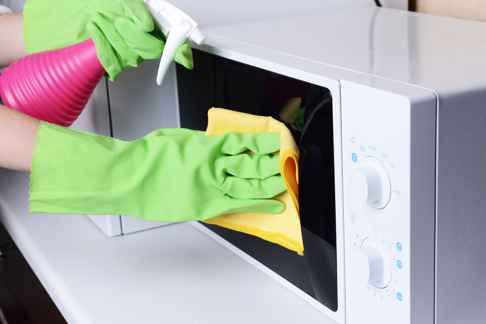 Não deve-se usar detergente para limpar o micro-ondas