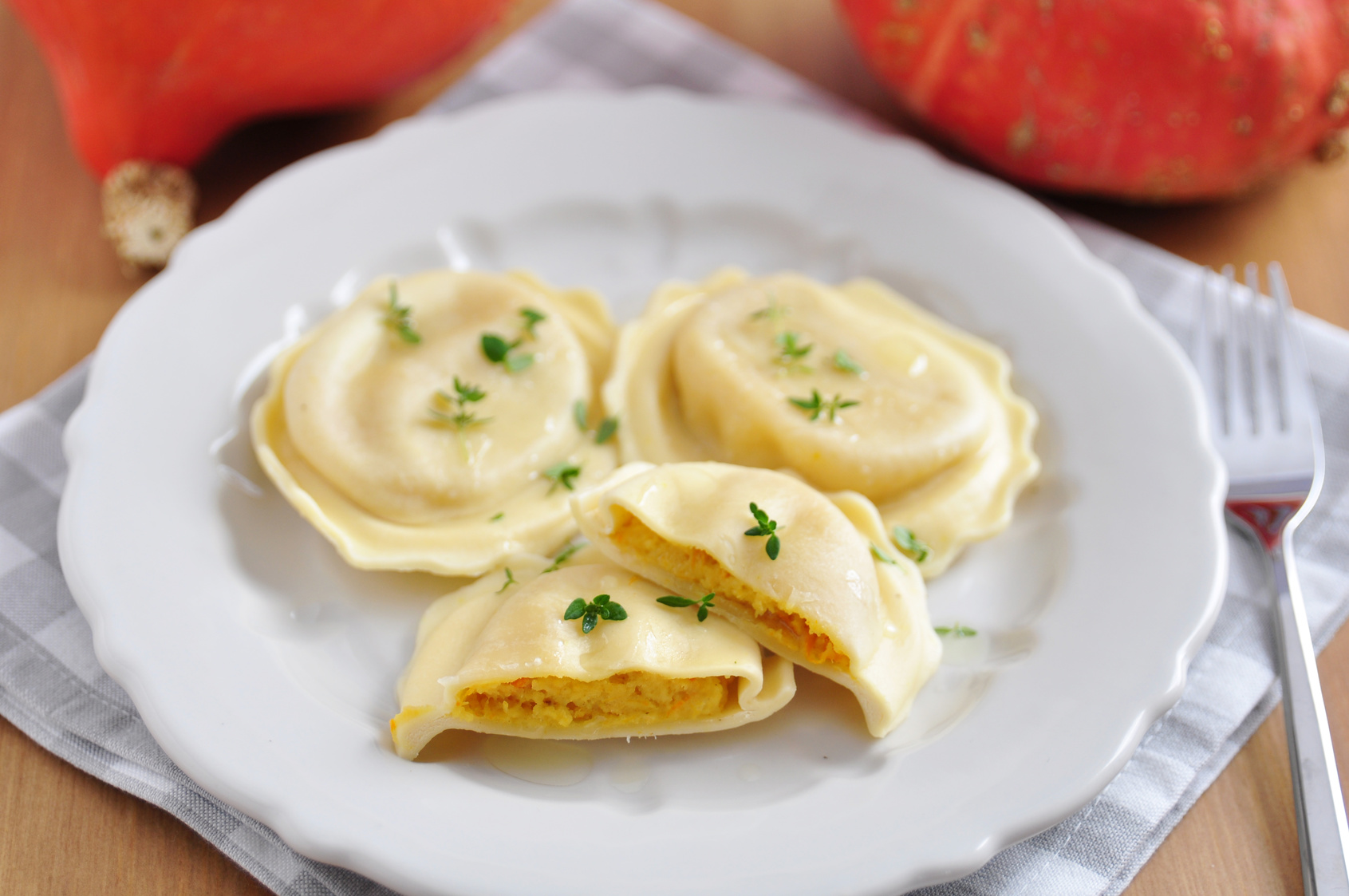 RAVIÓLI DE BRIE COM PÊRA E MOLHO DE MANTEIGA E SÁLVIA