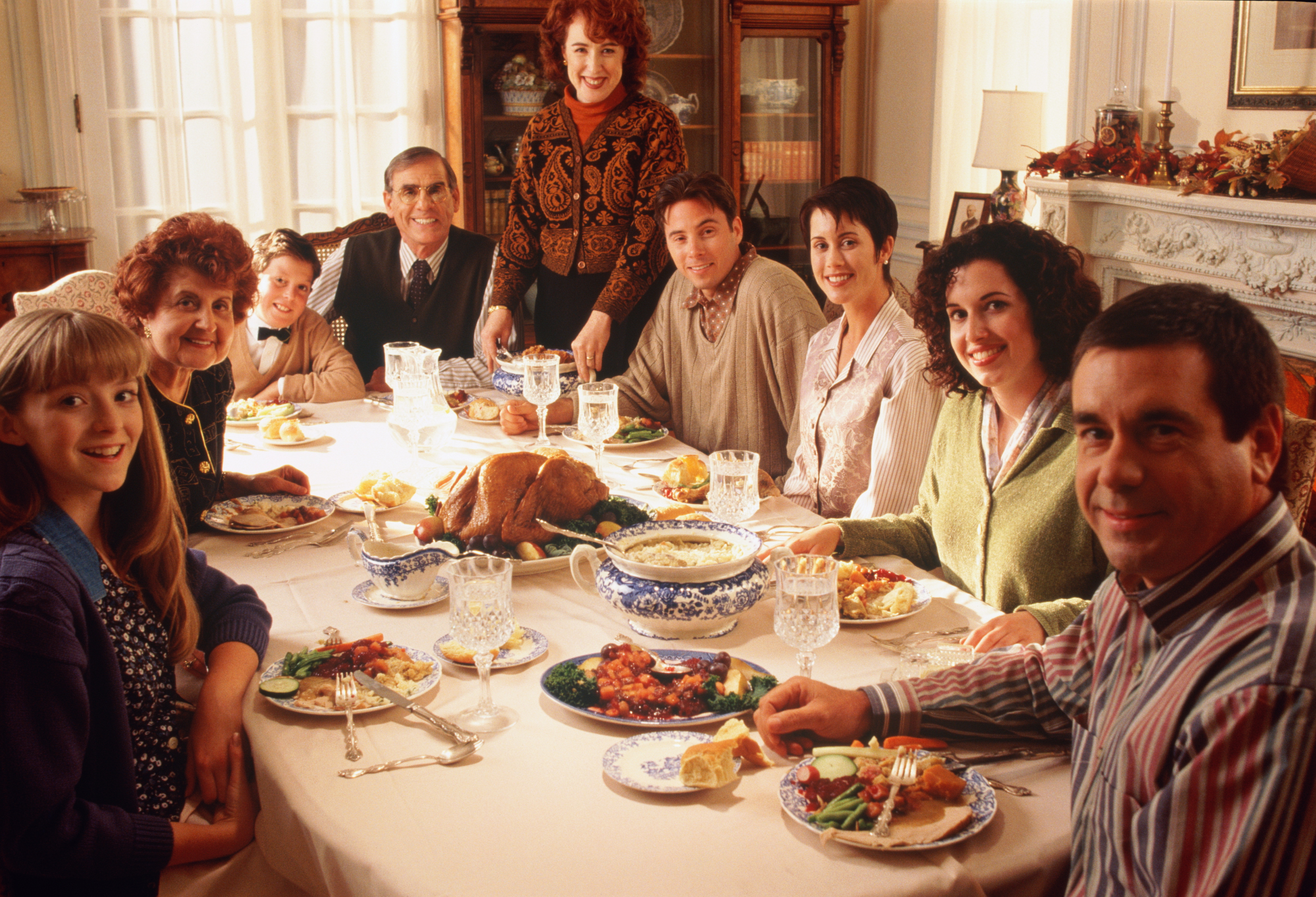 Много гостей за столом. Семья за праздничным столом. Семейное застолье. Родственники за столом. Большая семья за праздничным столом.