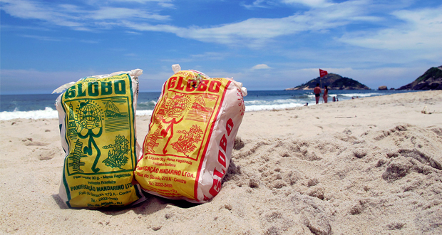 Comer biscoito Globo na praia