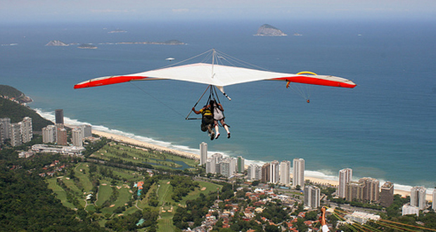 Apreciar a paisagem de asa delta da Pedra Bonita