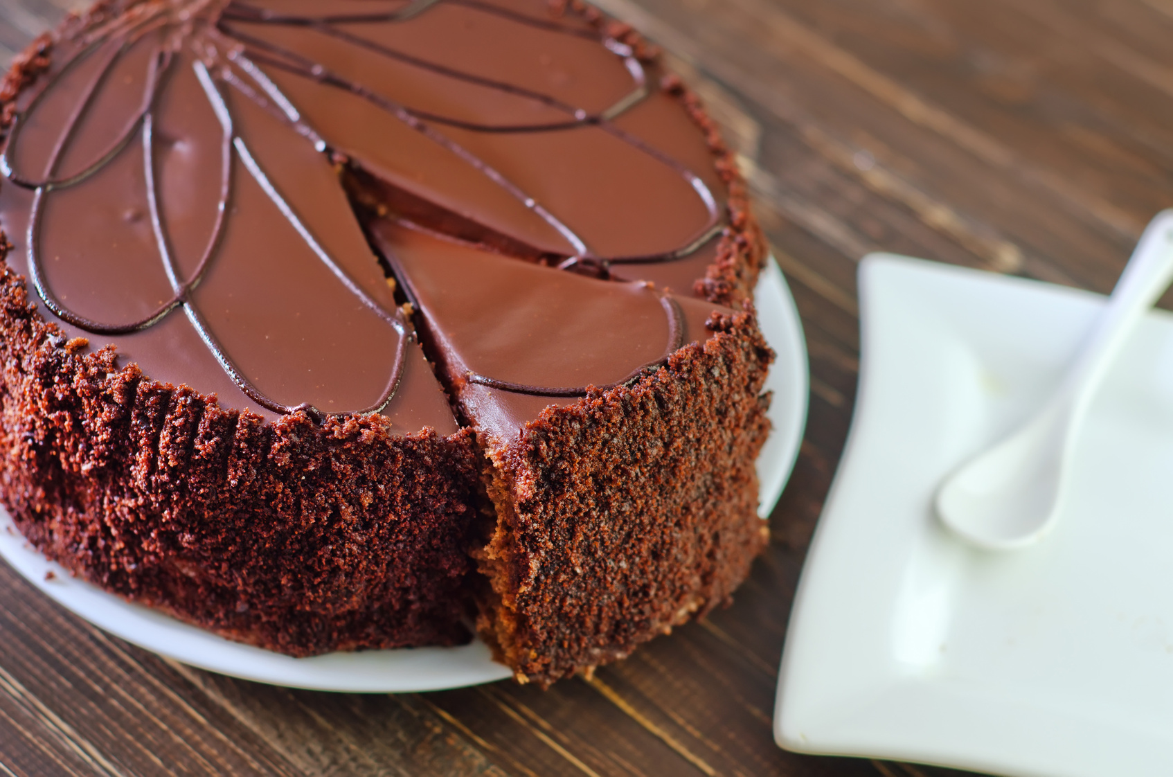 Bolo de chocolate fofo e molhadinho