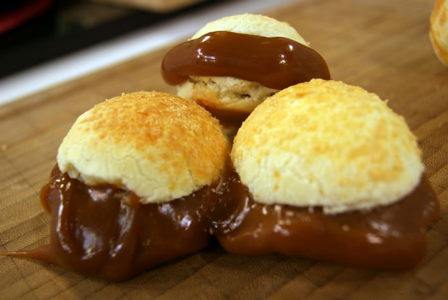 Mini pães de doce de leite