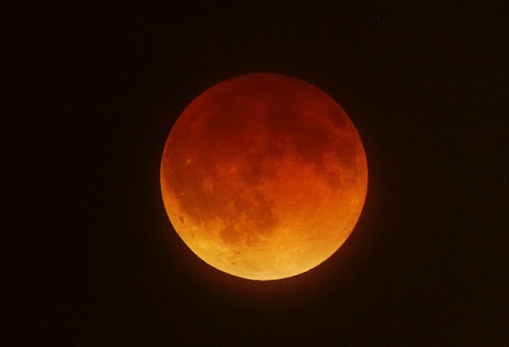Eclipse lunar e superlua acontecem juntos neste domingo