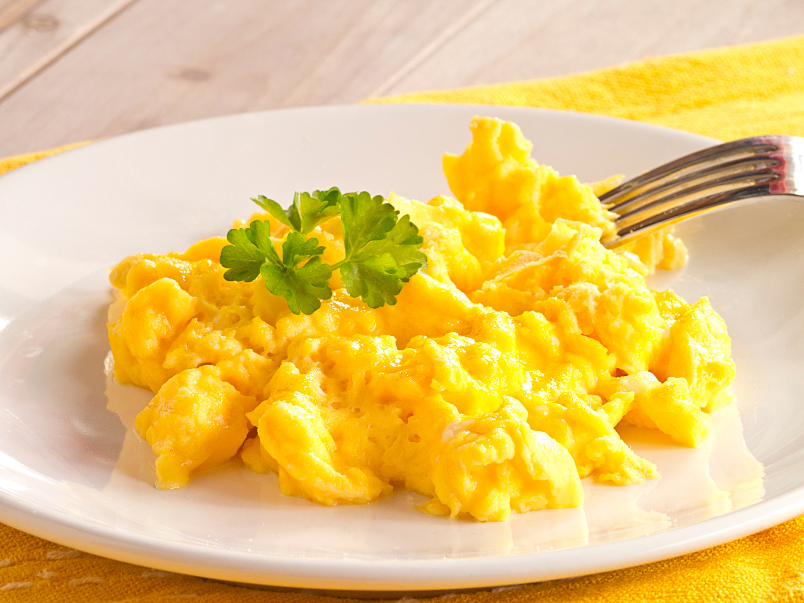 Ovos mexidos com queijo cottage