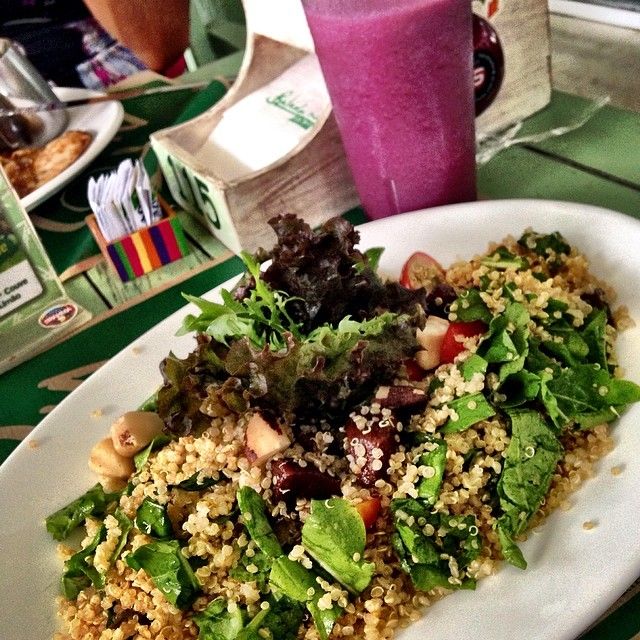 Salada de rúcula com quinua e cogumelos