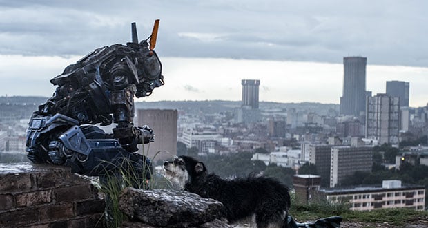 “Chappie” explora robô inteligente para instigar debate entre força e intelecto