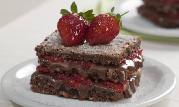 Bolo de chocolate com recheio de morango