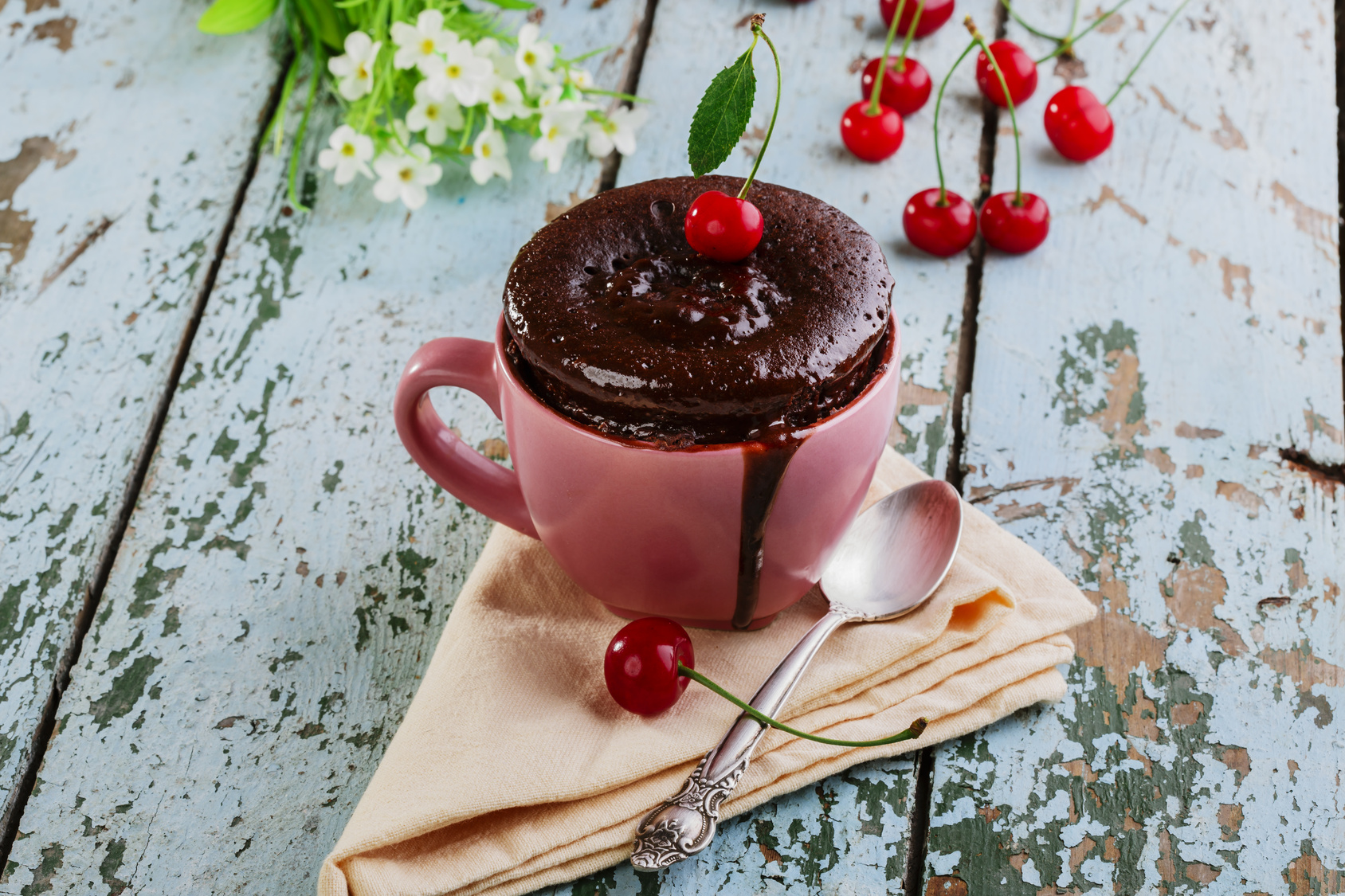 Bolo de caneca de chocolate (72 kcal por porção)