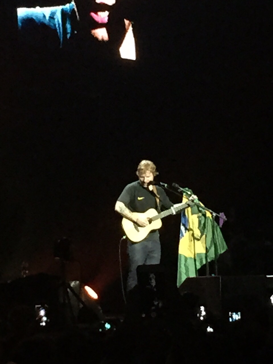Ed Sheeran faz show animado em São Paulo e deixa fãs enlouquecidas