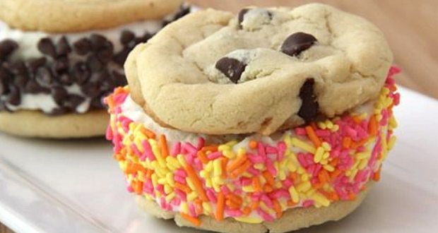 Cookies de Kit Kat recheados com sorvete