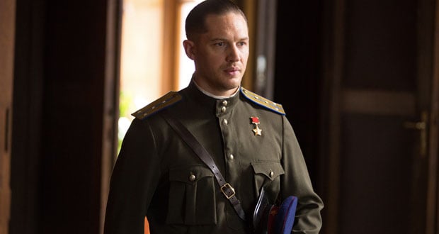 Crítica: Tom Hardy vive soldado russo em “Crimes Ocultos”