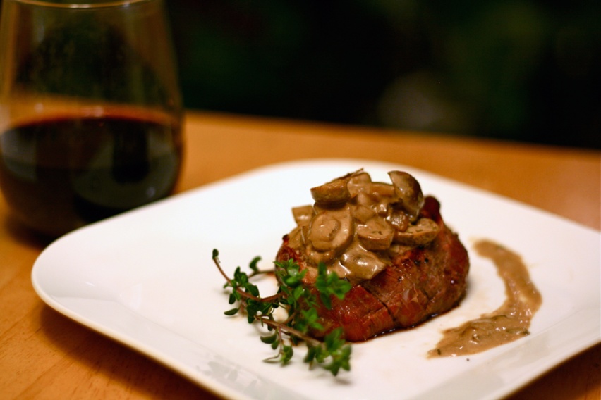 FILÉ MIGNON COM MOLHO DE COGUMELOS