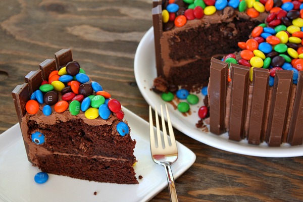 Bolo de Kit Kat com M&M's