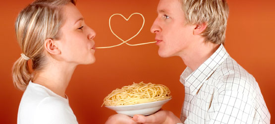Comportamento: 23 coisas que só quem namora alguém que ama comer vai entender