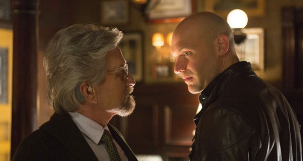 Michael Douglas e Corey Stoll em cena do filme Homem-Formiga