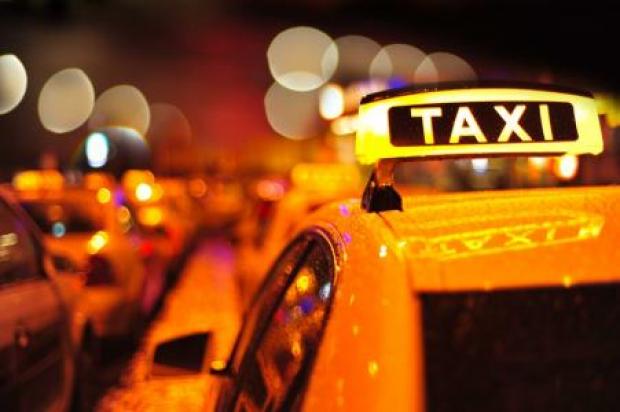 Baladas: Descubra quanto você vai gastar de táxi voltando da balada em SP