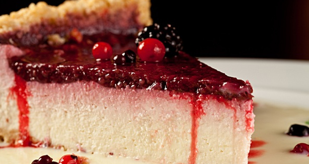 CHEESECAKE COM CALDA DE FRUTAS VERMELHAS