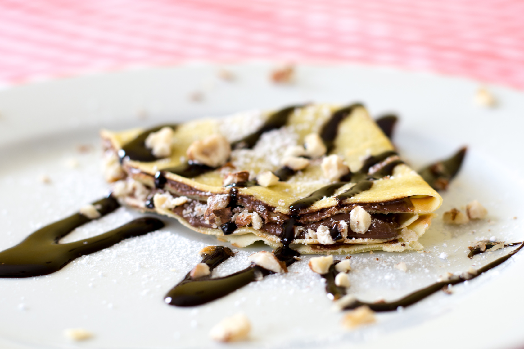 CREPE DE BRIGADEIRO COM CALDA DE CHOCOLATE E NOZES