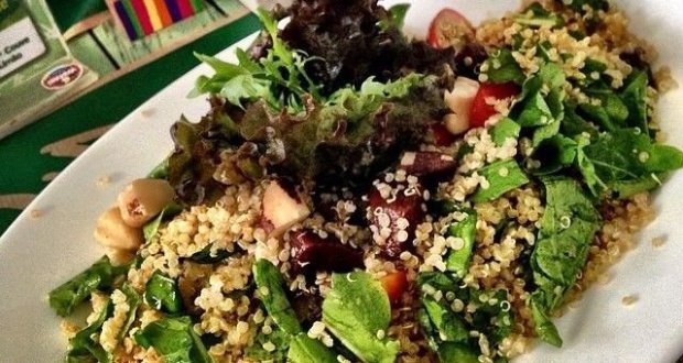 Salada de rúcula com quinoa e cogumelos