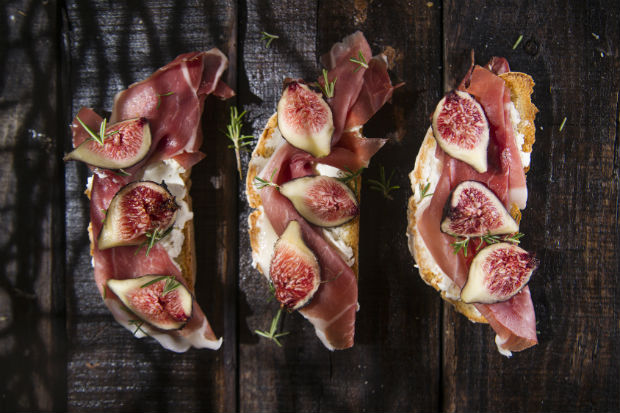 Bruschetta com Brie, Presunto e Geléia de Figo