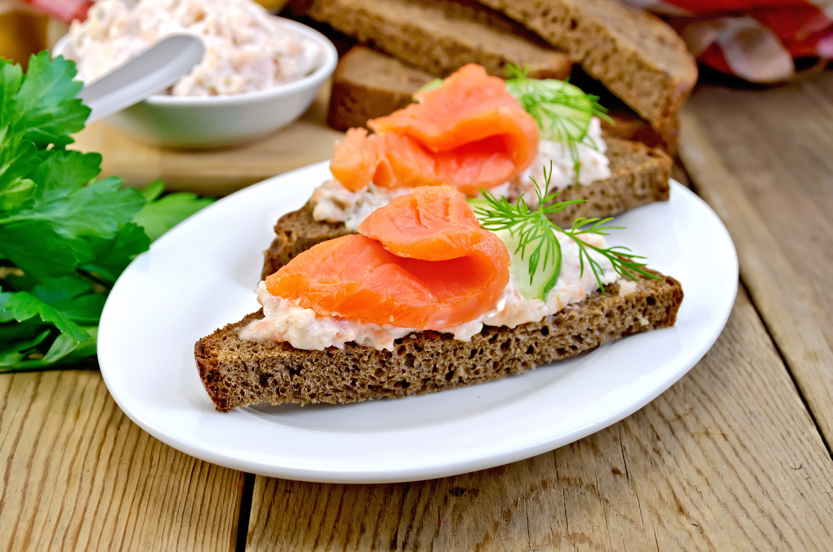 SANDUÍCHE DE SALMÃO E ESPINAFRE