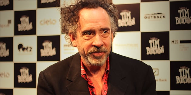 Em passagem pelo Brasil, Tim Burton fala sobre a exposição do MIS, uma possível sequência de Beetlejuice e sua admiração por Zé do Caixão