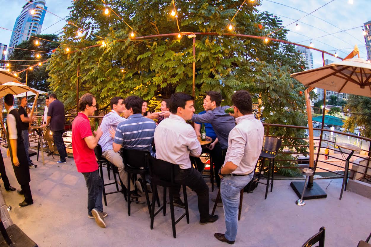 Bares: Bar Aurora inaugura terraço para as tardes quentes de verão